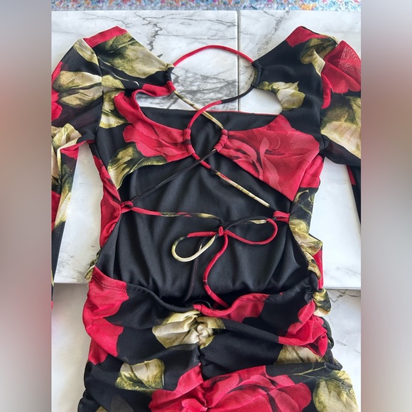 Dress with roses - Picture 3 of 5